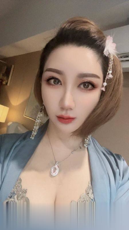 天河珠宝御姐